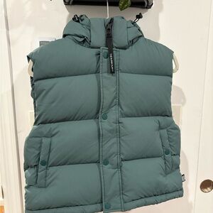 Aritzia super puff shorty vest